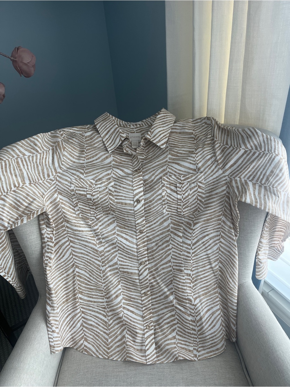 Chicos No-Iron Animal Print Long Sleeve Button Up Roll Tab Chicos Size 2.5